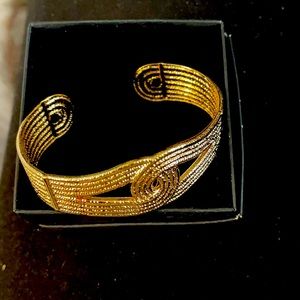 Vintage Avon gold tone Interlocking cuff bracelet